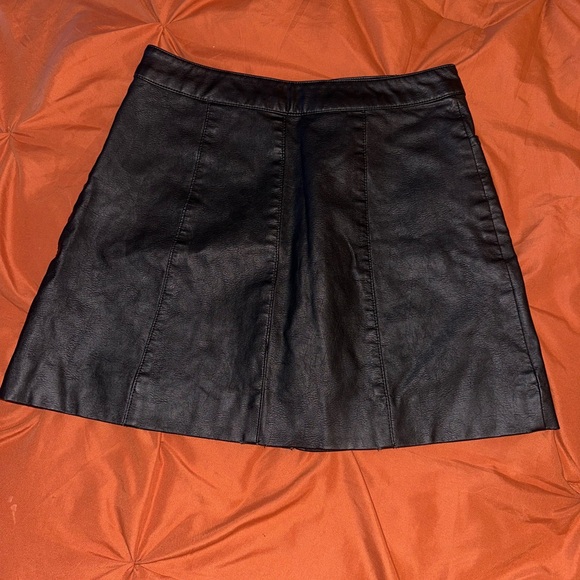 H&M Divided Black Faux Leather Skirt with Button Front & Pockets - Picture 2 of 6